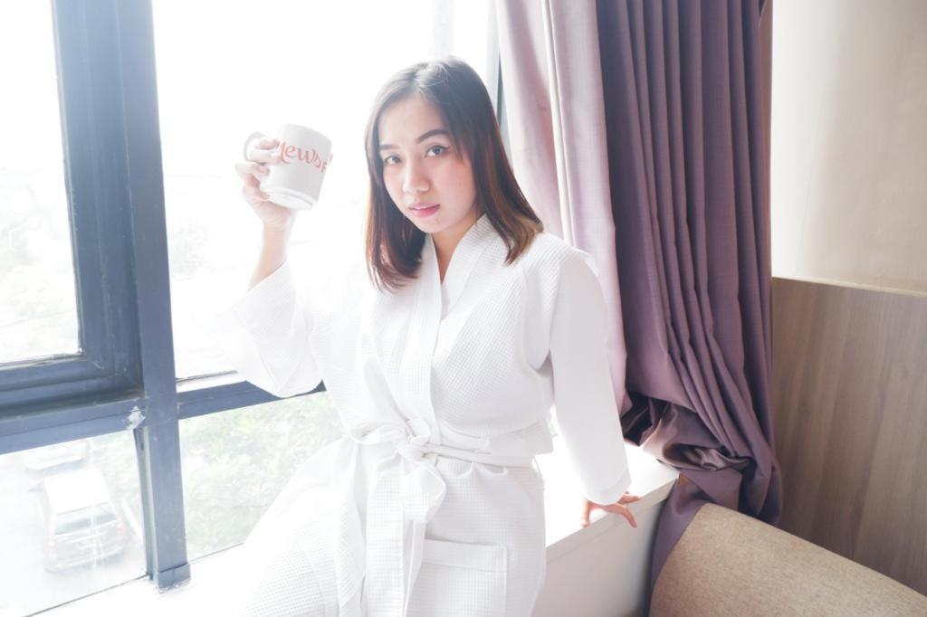 ニュース フロント ワン ホテル スラバヤ Waru エクステリア 写真